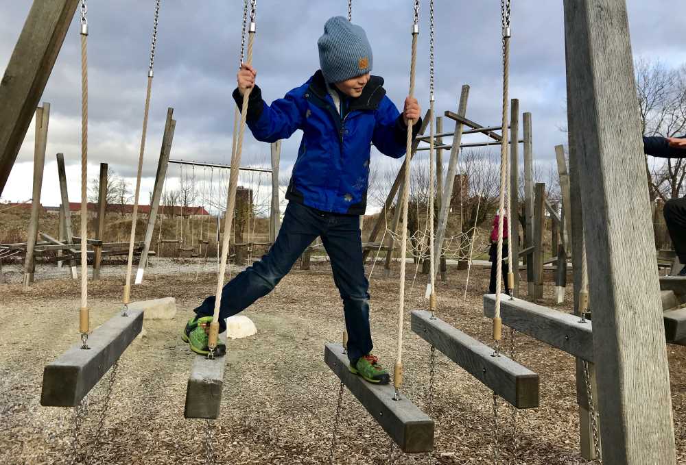 Das ist ein Teil des Niederseilgartens im Abraxas Spielplatz Augsburg 