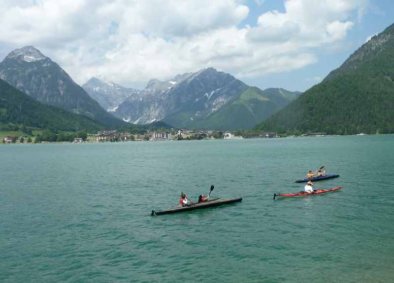  Direkt am Achensee radfahren und die Kanuten beobachten