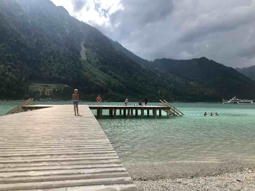 Direkt am türkisblauen Achensee gelegen, zum Baden und Schwimmen per Holzsteg in Eben am Achensee