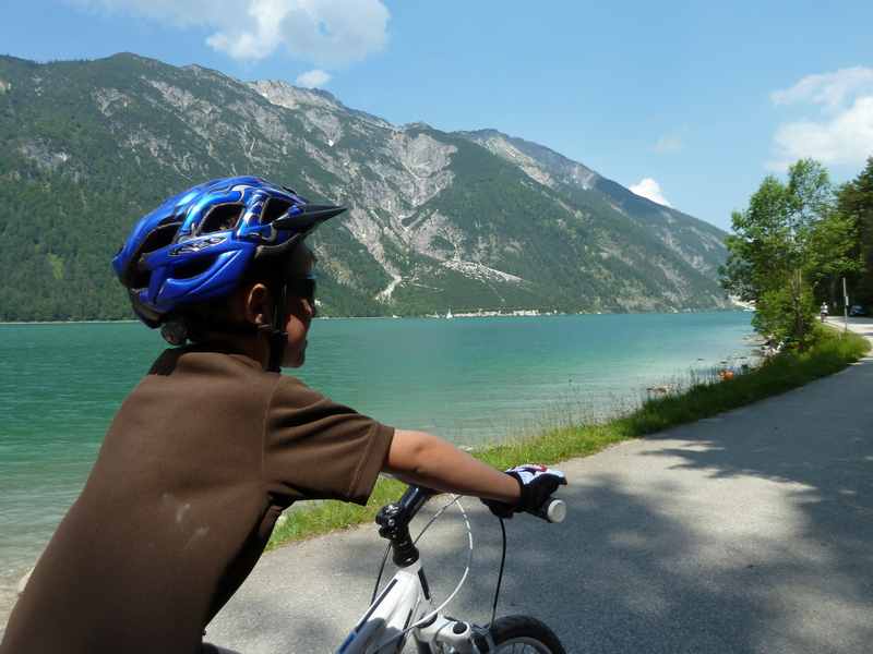 Am Achensee radfahren mit Kindern