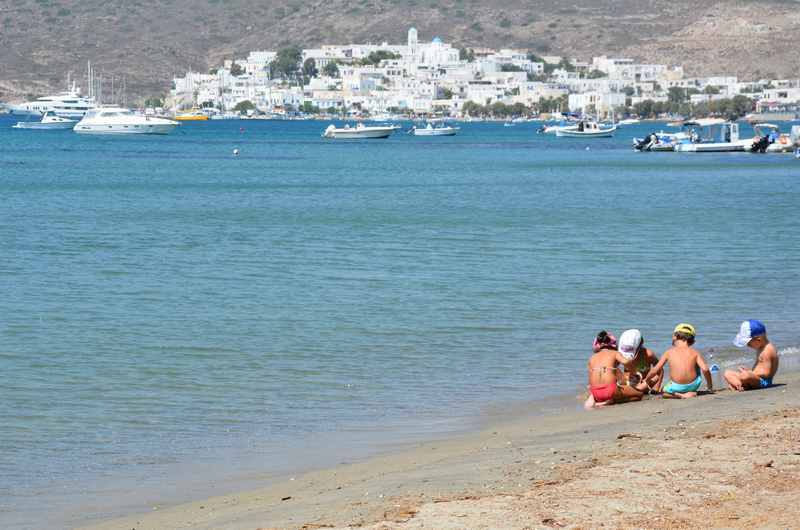 In Adamas Milos am Strand - mit der Stadt am Horizont 