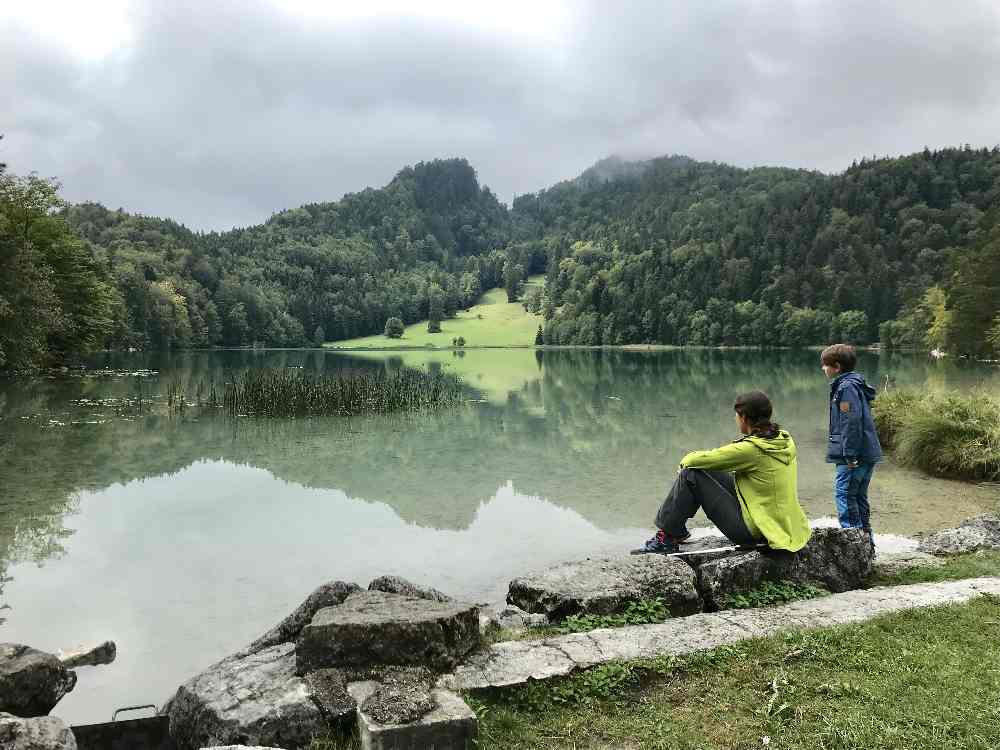 Familienurlaub in Deutschland am See - im Allgäu findest du den Alatsee bei Füssen