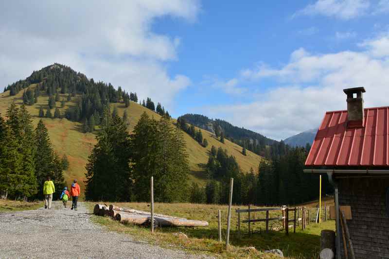 Im Allgäu wandern mit Kindern - bei der Klankhütte unterhalb des Hirschberg