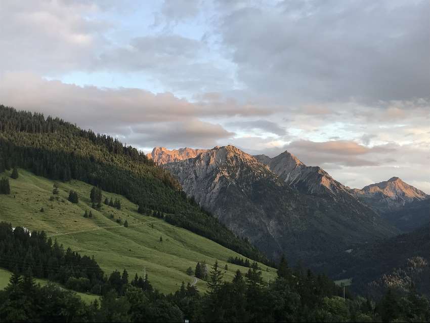 Die Allgäuer Alpen gehören genausso dazu wie die Hügel und Wälder im flacheren Westallgäu