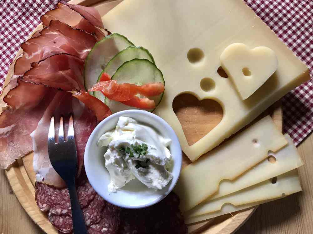 So schön ist das Almfrühstück hergerichtet, mit dem würzigen Almkäse