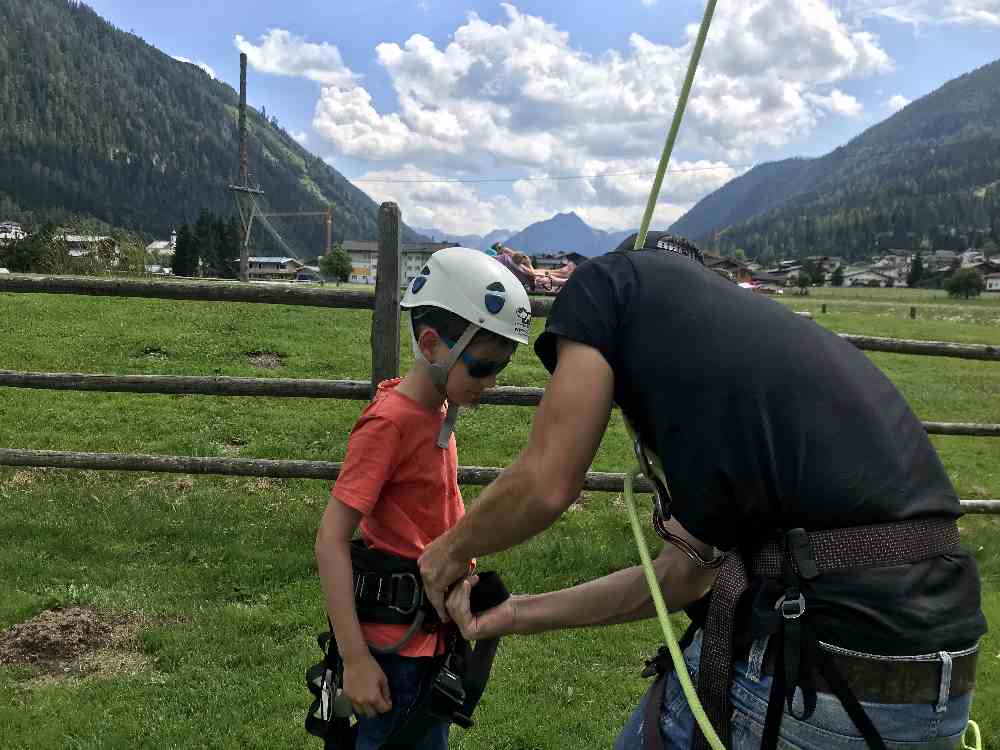 Am nächsten Tag gehen wir mit dem Guide in den Hochseilgarten - vor dem Klettern kommt das Sichern.