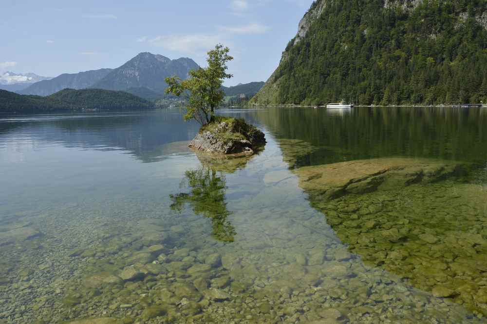 Und das Wasser ist türkisblau und absolut sauber, wir können weit auf den Grund schauen