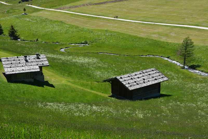 Die vielen Holzhütten zeichnen das Altfasstal oberhalb von Meransen aus