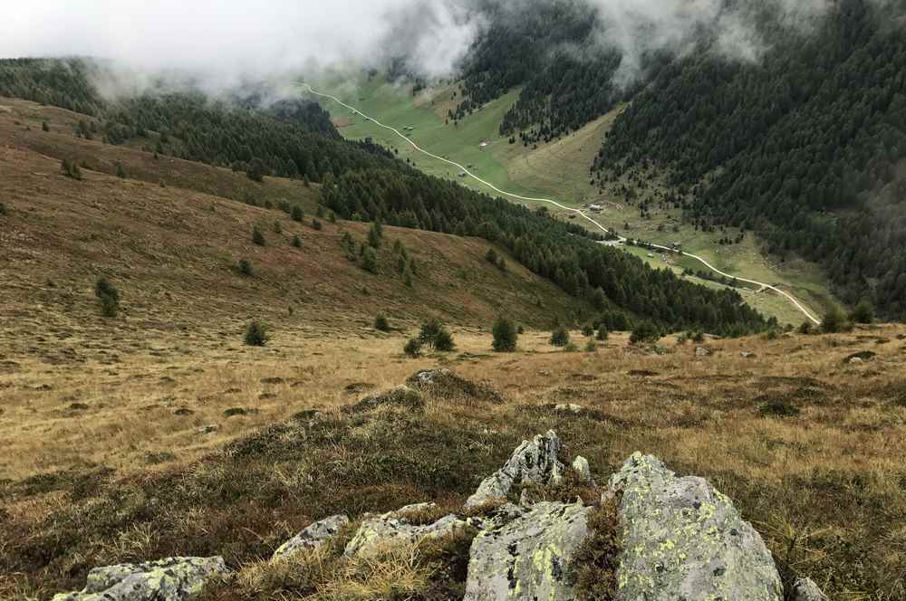 Vom Gipfel schauen wir hinunter ins Altfasstal