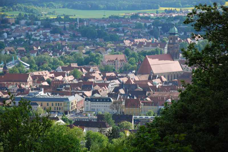 Der Ausblick auf die historische Altstadt von Amberg, vom Mariahilfberg aus gesehen