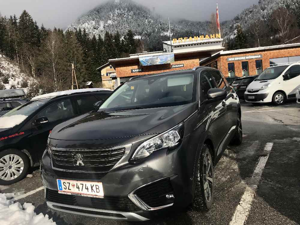 Anfahrt zum Parkplatz der Rofanseilbahn - parken direkt bei der Talstation, hier noch im Nebel! 