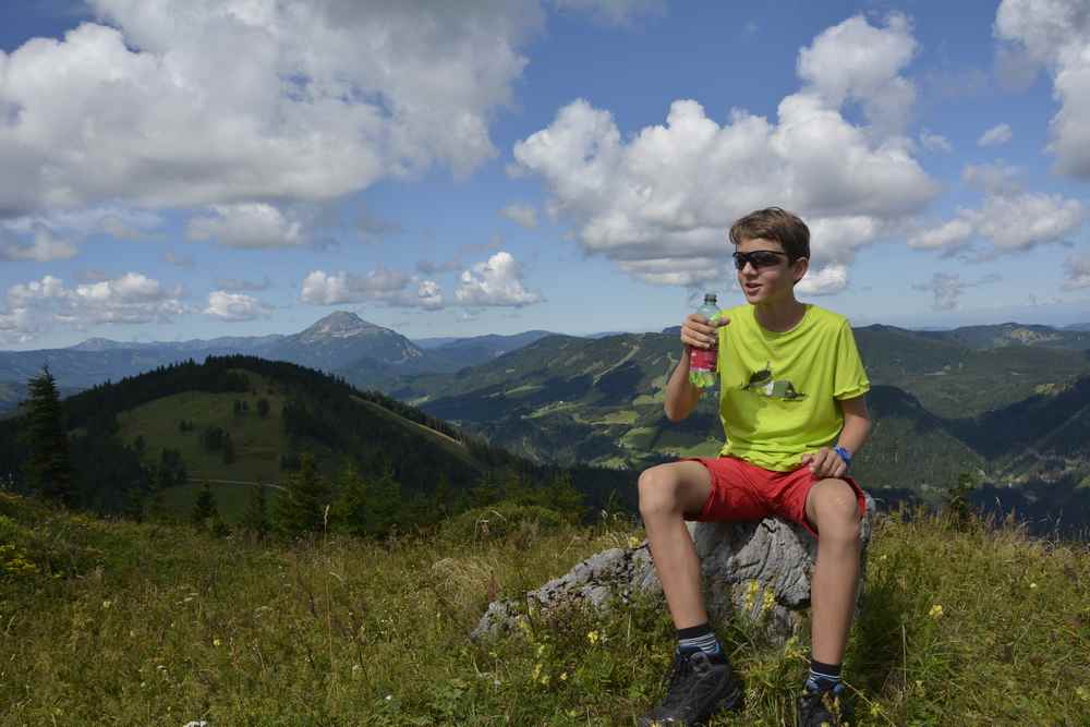 Tirolerkogel: Der Große freut sich über sein Trinken und ist bester Laune. Links hinten sehen wir den Ötscher. 