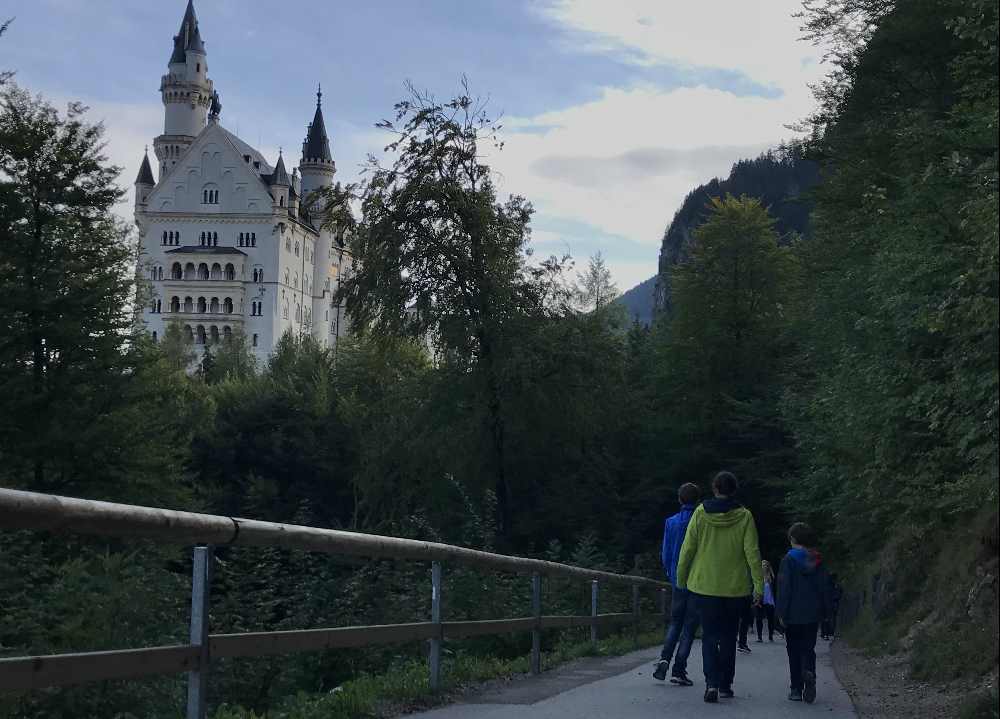 Die Schloss Neuschwanstein Tickets bekommst du unten im Ort, zu Fuß geht es hinauf zum Schloss