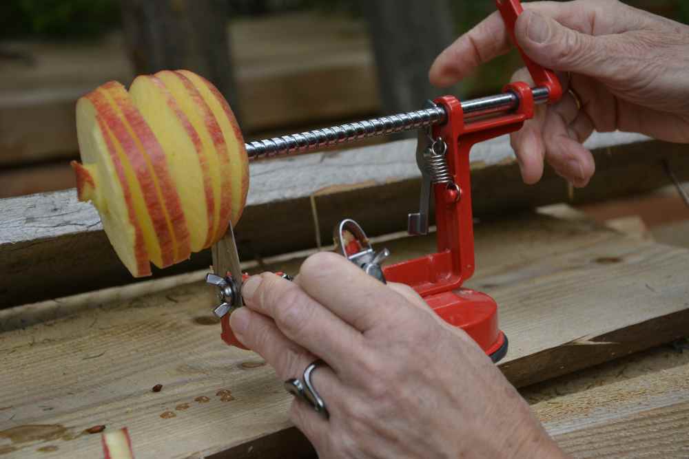 Nebenbei gibt es eine kleine Stärkung mit einem Apfel - Anna hat extra ihre "Apfelschneidemaschine" dabei. Die Kindern finden daran Gefallen.