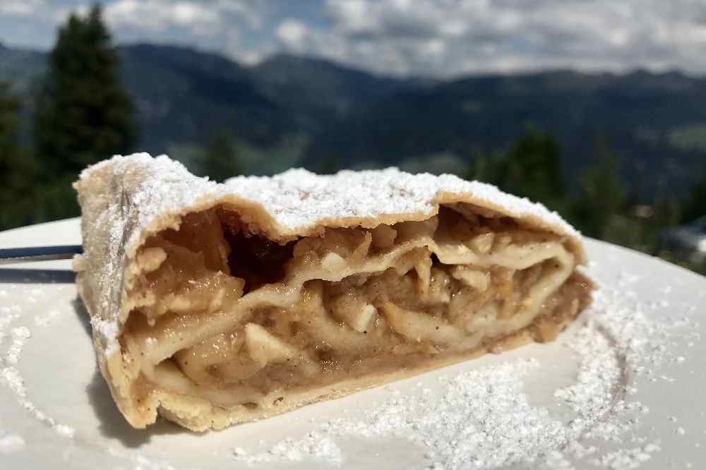 Mir hat der hausgemachte frische Apfelstrudel sehr gut geschmeckt!