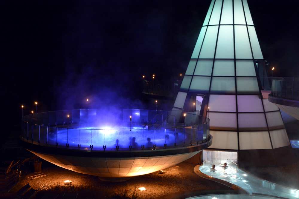 Mondscheinbaden im Aqua Dome:  Jeden Freitag haben die Bäder und Saunen bis 24.00 Uhr offen - sonst "nur" bis 23.00 Uhr - Wellness fast rund um die Uhr