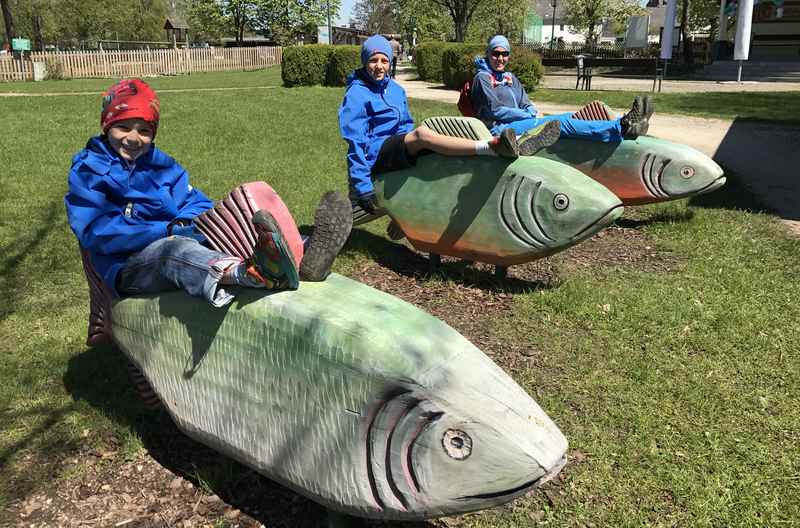 Pause am Attersee Radweg:  Die großen Holzfische vor dem Aquarium werden besetzt... 