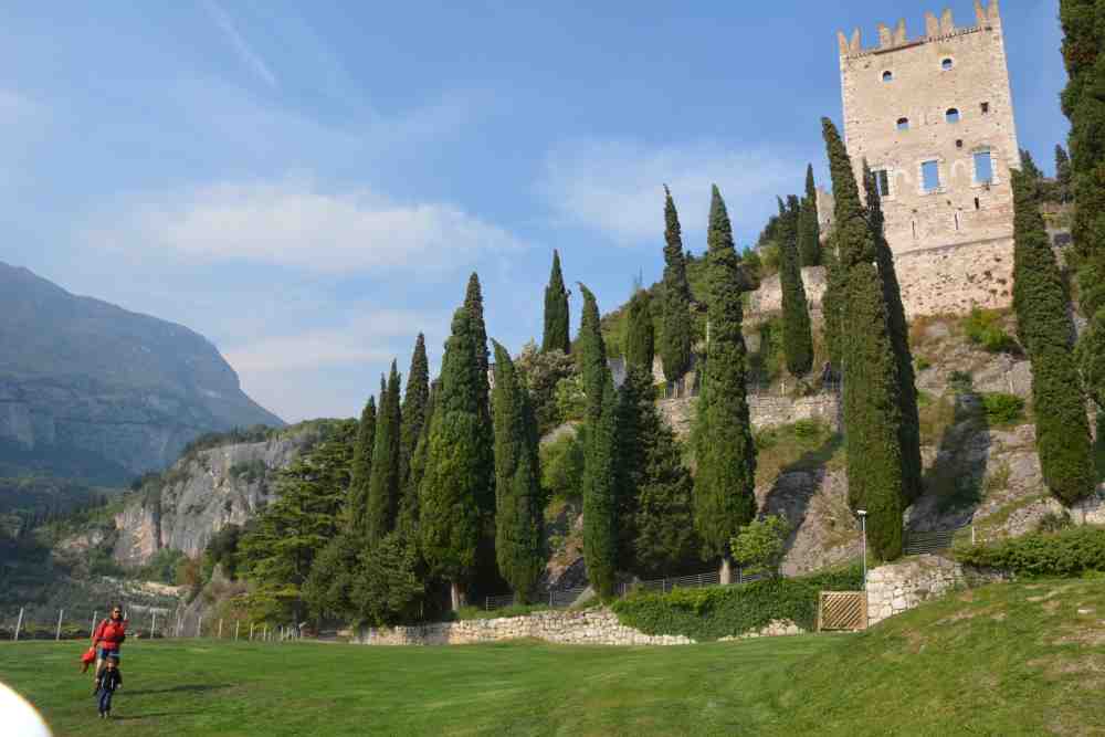 Die kleine Wanderung mit Kindern in den Burggarten und hinauf auf die Burg in Arco