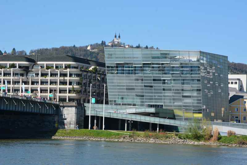 Futuristisch sieht das Ars Electronica Center von außen aus