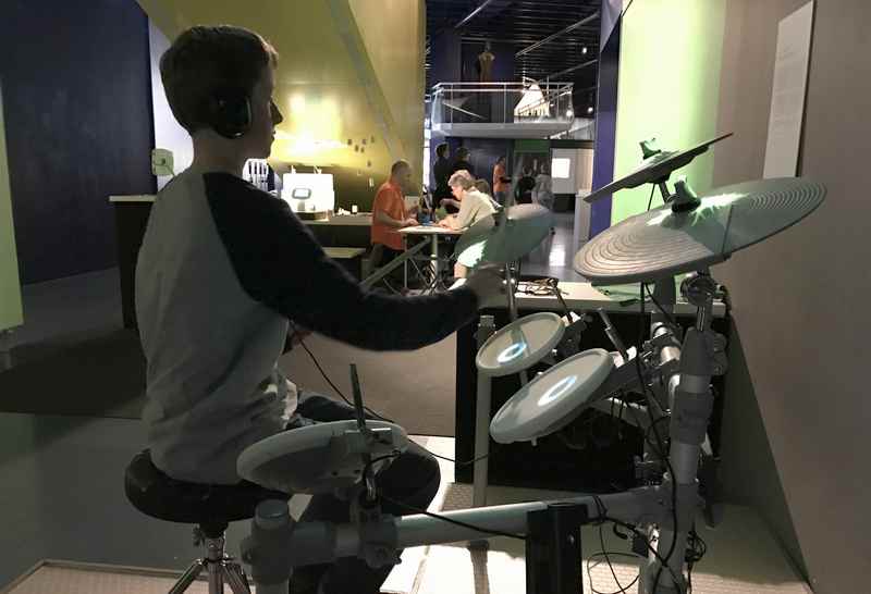 Ein Ausflug in´s Ars Electronica Center in Linz mit Kindern - dorf dürfen Kinder Schlagzeug spielen 