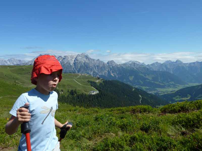 Leogang wandern mit Kindern - auf dem Asitz, gegenüber die Leoganger Steinberge 