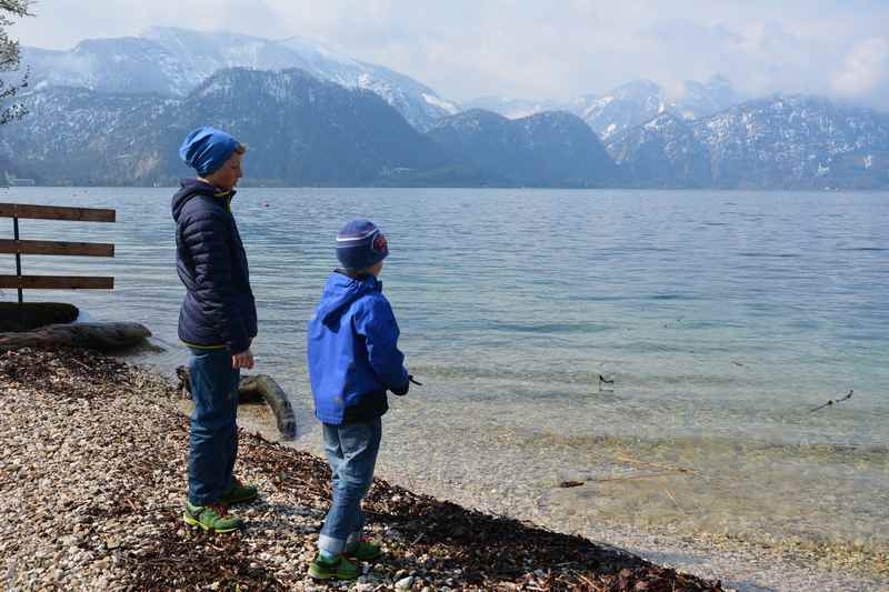 Schnell von der Ferienwohnung an den Attersee Strand im Frühling - der Vorteil einer Ferienwohnung Attersee mit Seezugang