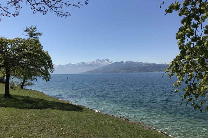 Mit dem Fahrrad kommen wir an diesen schönen Badestellen am Attersee vorbei