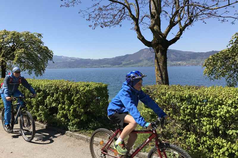 Am Attersee radfahren mit Kindern - ein wunderschöner Frühlingstag 