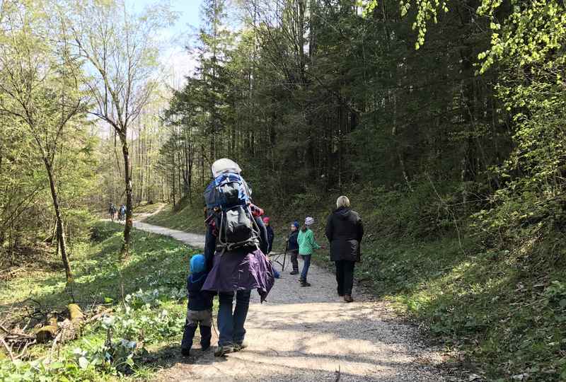 Wir treffen andere Familien, die hier mit Kindertrage wandern 