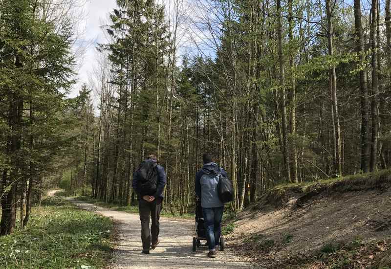 Durch das Weißenbachtal kann man auch gut mit Kinderwagen wandern 