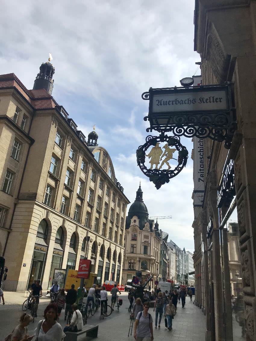 Von der Fußgängerzone geht es in der Altstadt Leizig hinein in die Mädler Passage