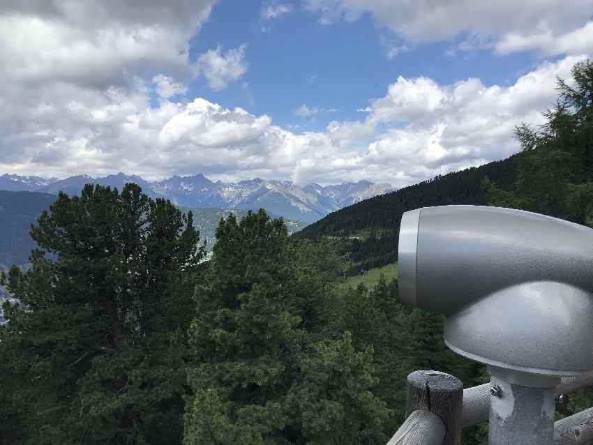 Der Blick vom Zirbenturm auf die Berge, mit dem kostenlosen Fernrohr bekommst du die Namen erklärt