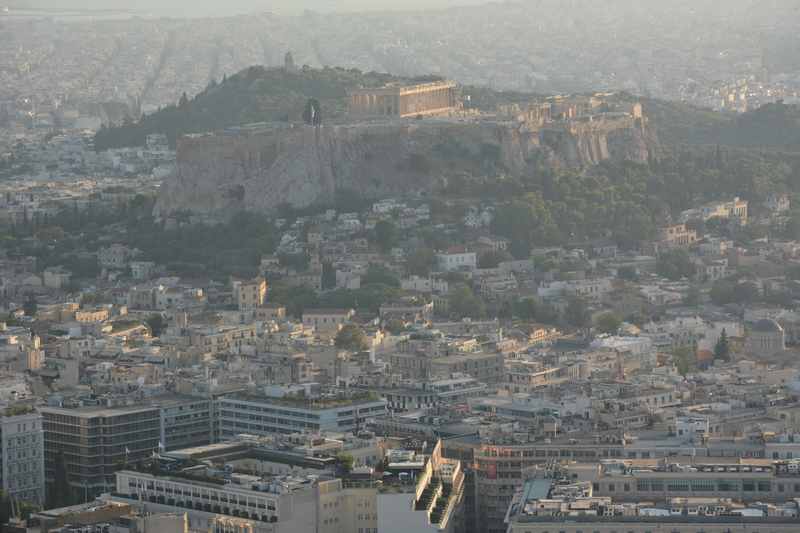 Der Ausblick vom Lycabettus über Athen hinüber zur Akropolis