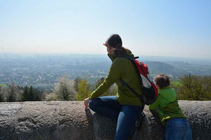 Der Ausblick vom Pöstlingberg mit Kindern an der bekannten Aussichtskanzel