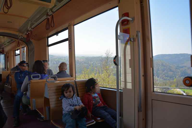 Ausblick in die Landschaft während der Fahrt mit der Pöstlingbergbahn