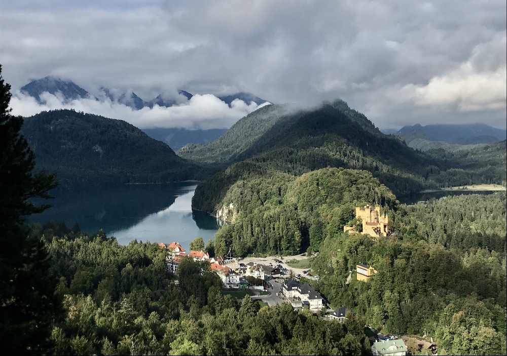 Oben hast du diesen Ausblick auf das Schloss Hohenschwangau mit dem Alpsee