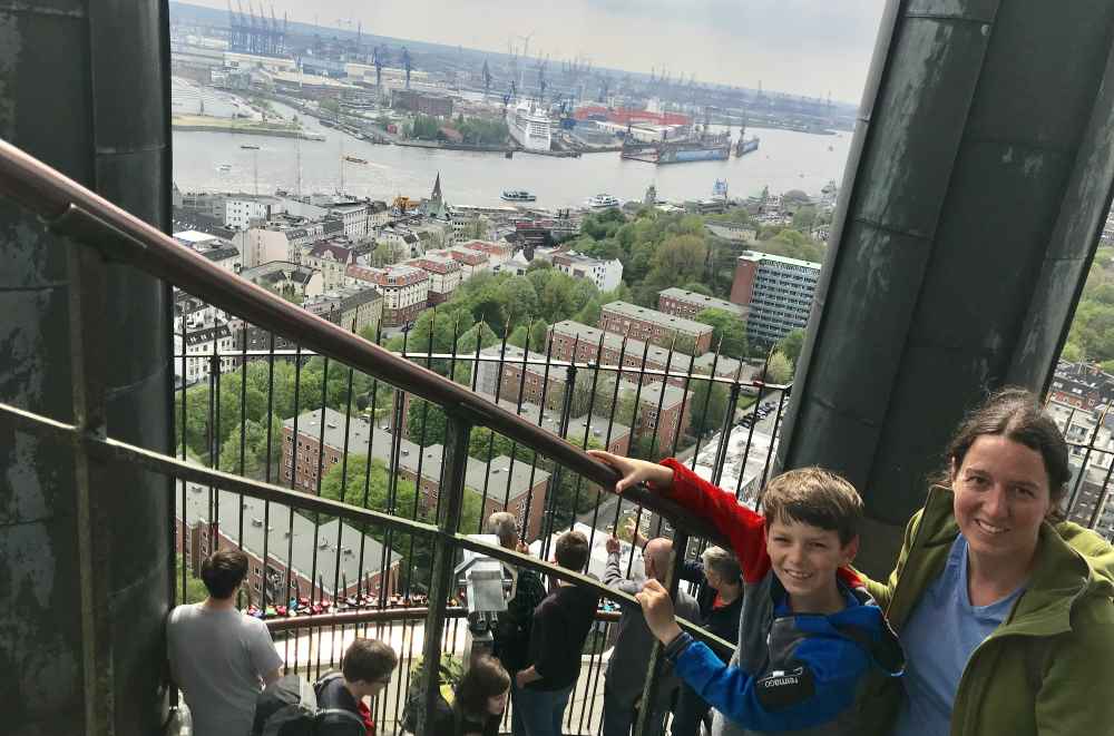 Hamburg mit Kindern: Turm am Michel mit diesen Ausblick über Elbe und Hafen hast.