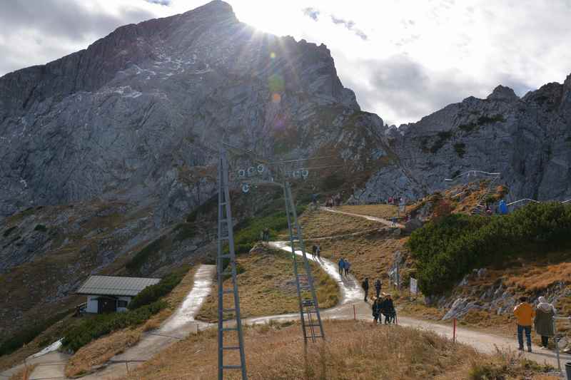 Auf dem breiten Wanderweg am Fuße der Alpsitze führt die Kinderwagen Wanderung zur Alpspix Aussichtsplattform
