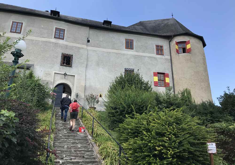 Über die Stufen geht´s in die Unterburg der Burganlage Lockenhaus 