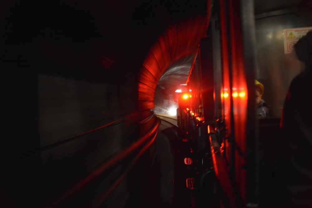 Mit dem Bergwerkszug Katl fahren wir durch den Stollen in das Bergwerk Erzberg