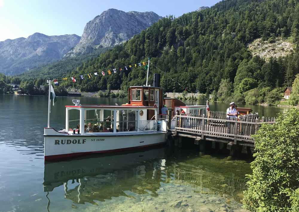 Ein Ausflug mit dem Schiff am Grundlsee - gehört zur Drei-Seen-Tour dazu