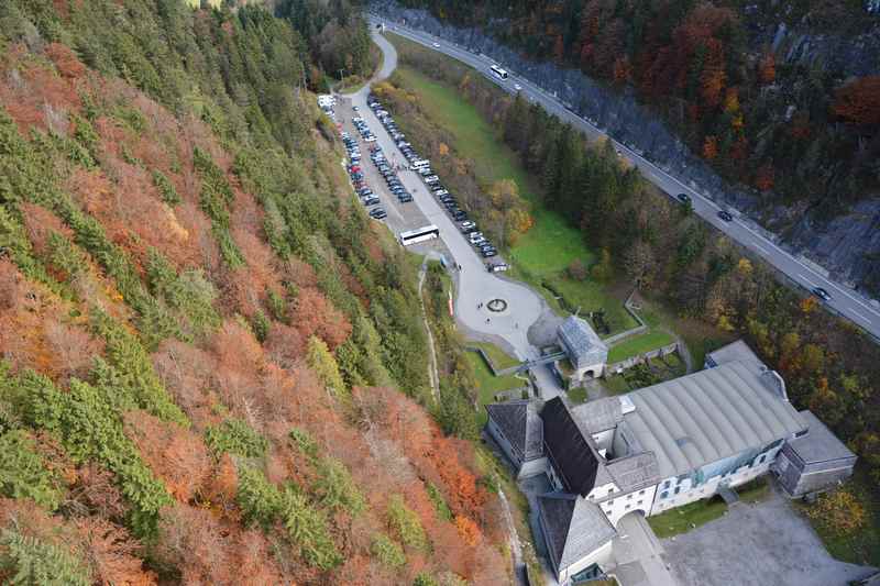 Der Blick von der Brücke hinunter zur Klause Ehrenberg und dem Parkplatz