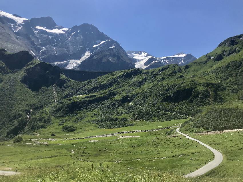 Diese Straße führt dann noch weiter hinauf zum Mooserboden Stausee, du kannst im Bild die Staumauer erkennen.