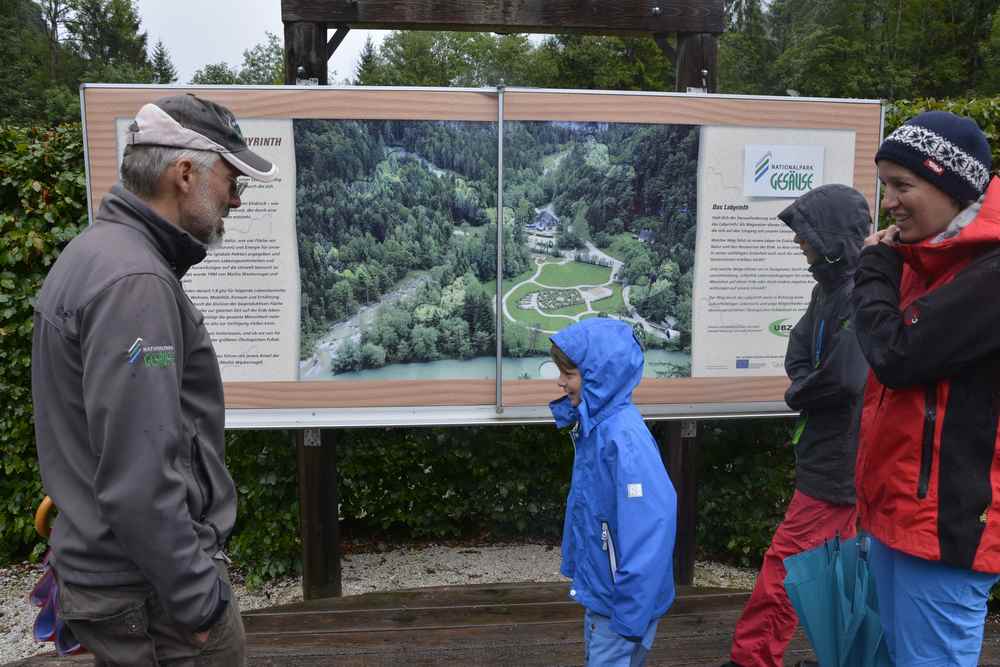 Andreas gibt uns einen Überblick über das Gelände rund um den Weidendom im Nationalpark Gesäuse