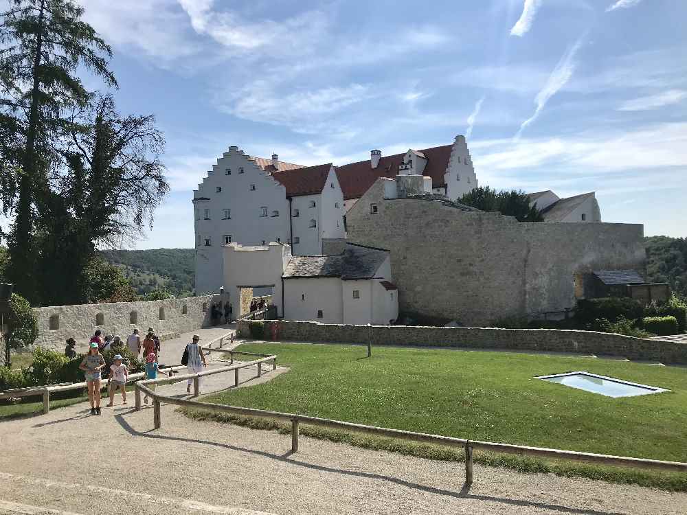 Über den Drei-Burgen-Steig kommen wir zur Rosenburg im Altmühltal