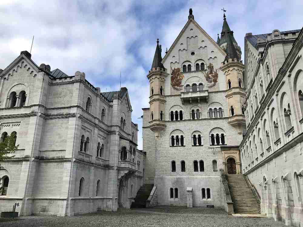 Bis hier in den Innenhof kommst du mit dem Kinderwagen - kostenlos, ohne Eintritt!