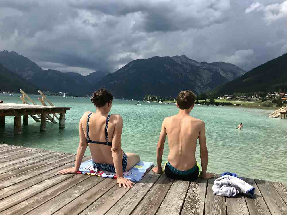 Tükisblaue Badelagune: Am Achensee mit Kindern beim Atoll Strandbad