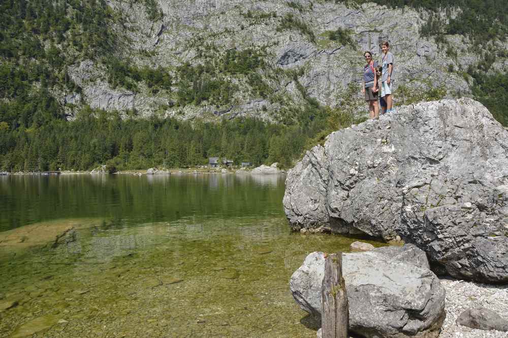 Wir klettern auf den Felsen und schauen von oben hinunter