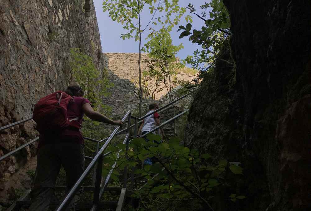 Über die Treppe kommen wir in der Burgruine hinauf