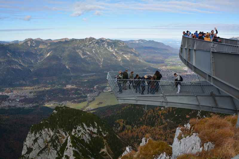 Beliebtes Ausflugsziel Alpspix mit Kindern - zwei Aussichtsplattformen über Garmisch Partenkirchen